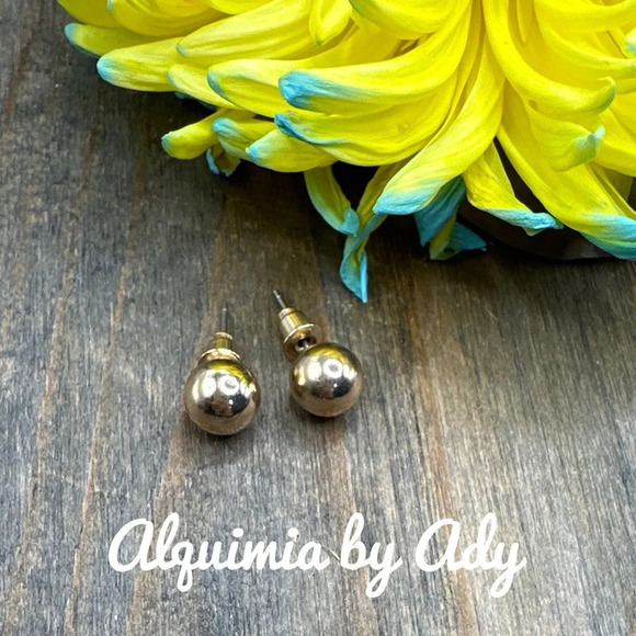 8mm Classic luxury gold spheres stud earrings  minimalist - Picture 1 of 5